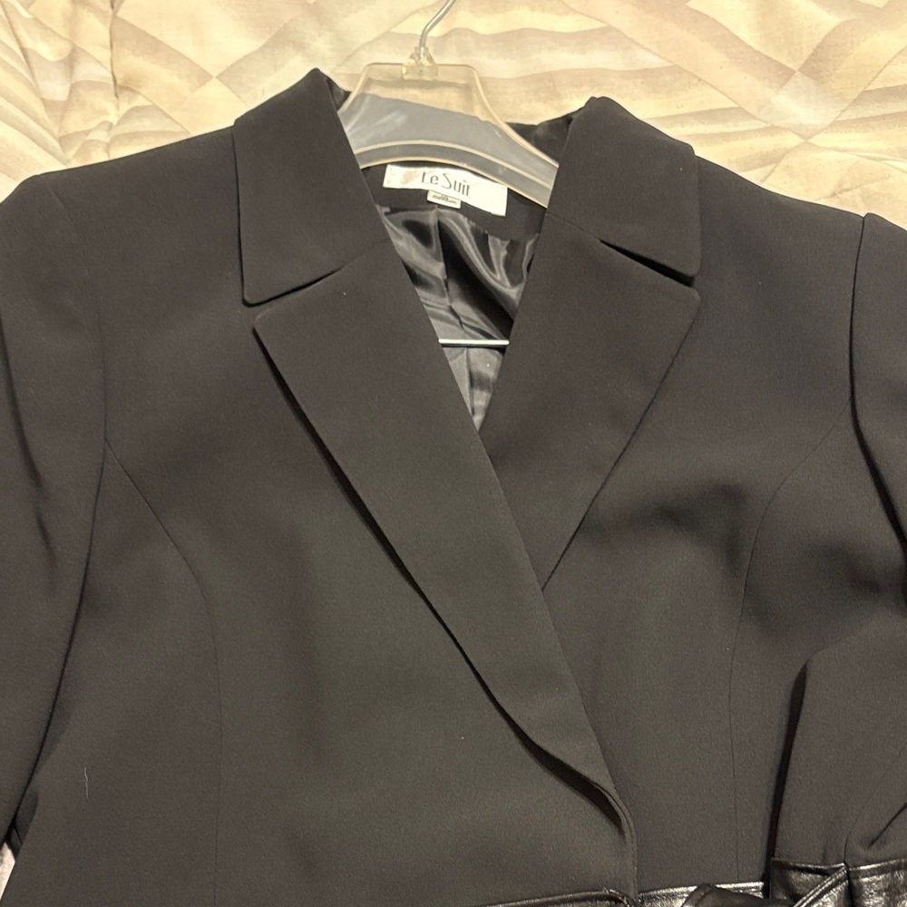 Le Suit Women's Elegant Black Blazer